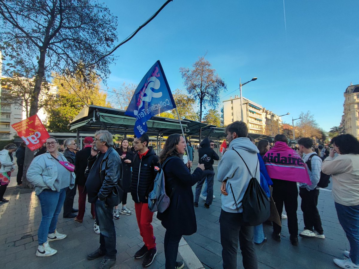 Lauverbla's tweet photo. Après la mise en place du 49.3, les manifestants niçois arrivent au quartier Libération #ReformeDesRetraites https://t.co/KiHpl8Ey7D