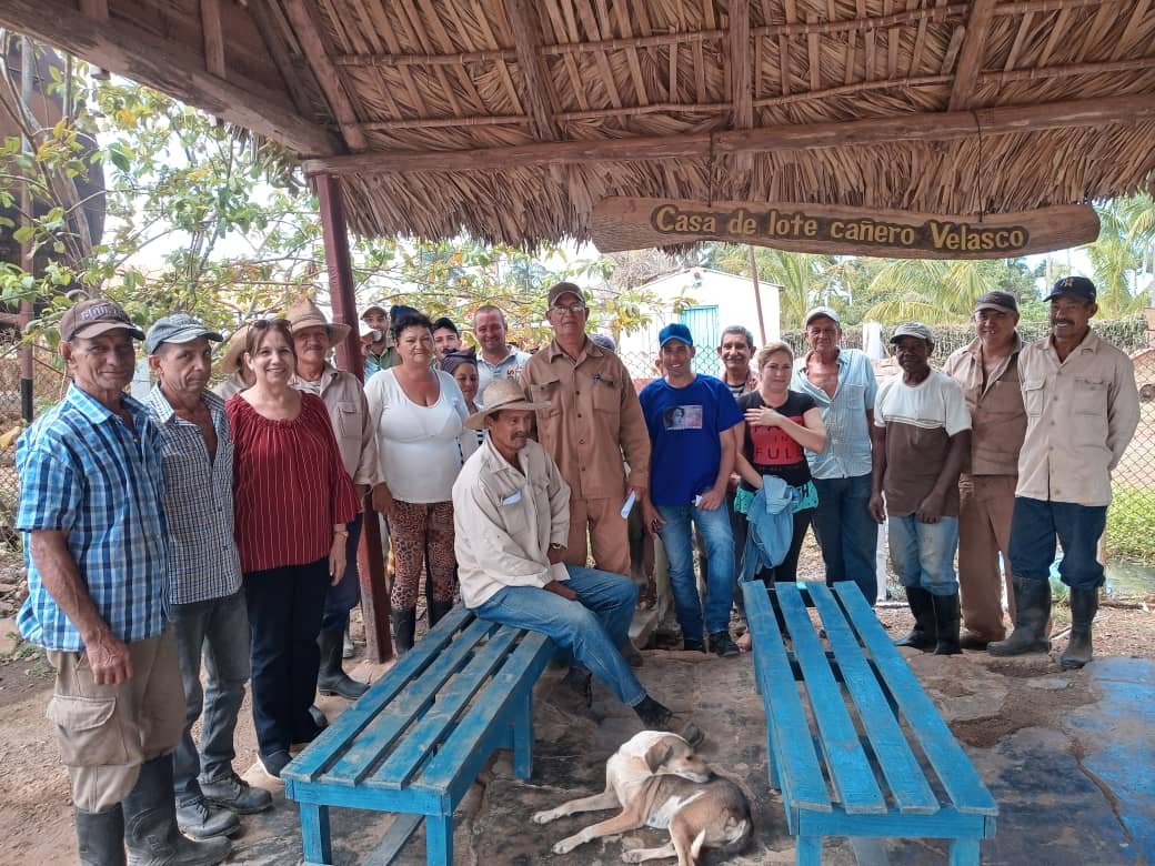 AsambleaQuemado's tweet photo. En barrios, comunidades, centros de trabajo de todo #QuemadoDeGüines, hablando con su población, escuchando e intercambiando criterios, así vemos a nuestros candidatos a diputados a la Asamblea Nacional.
#Cuba https://t.co/Z5EmbK3ltu