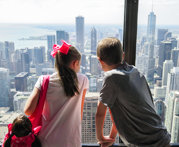 Check out our guide to exploring #Chicago in a weekend, and check out these awesome activities for families! alongforthetrip.com/how-to-spend-a… #familytravel @SkydeckChicago #SkyDeckChicago #TheLedge