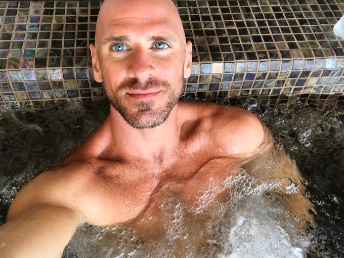 the water is warm hop in and join me 😉 https://t.co/VuJCVLlh6k https://t.co/6T2d9hqmhJ