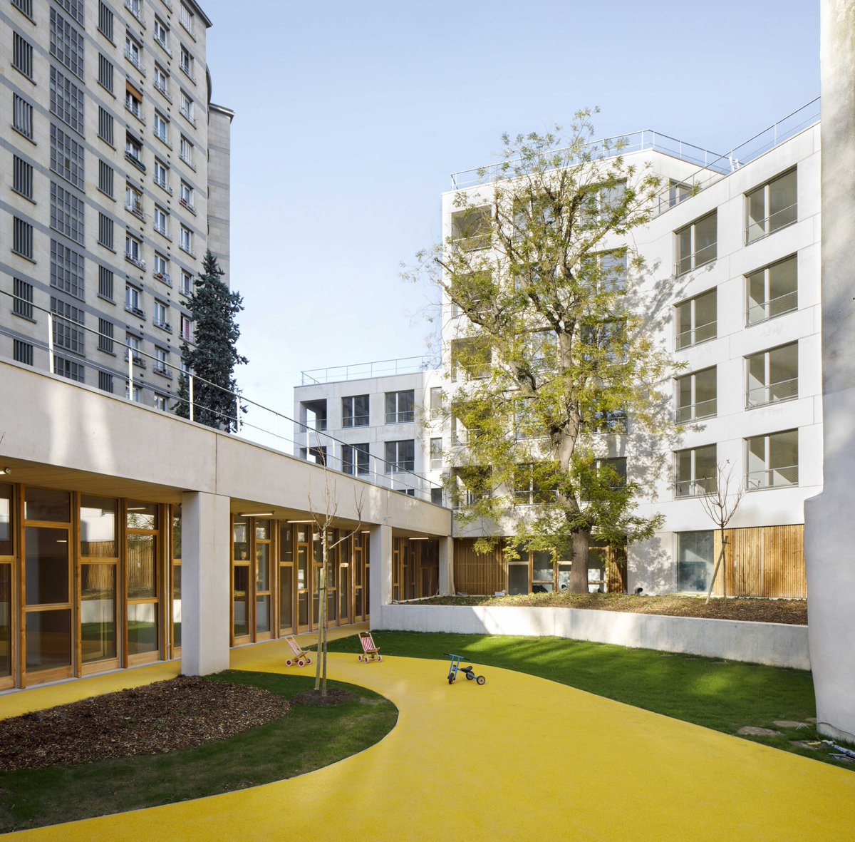 #JeudiPhoto 
📸 Lumière sur le programme Charenton-Meuniers dans lequel a eu lieu une opération de réorganisation des espaces, de réhabilitation et de création. 

Ces bâtiments sont composés de 119 logements, 76 places de parking, un local d'activité et une crèche de 66 berceaux.