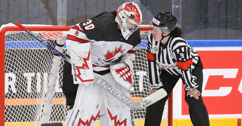 HockeyCanada's tweet photo. Mother of two ✅
Referee ✅
Chartered accountant ✅
Achieving her dreams ✅

Three months after giving birth, Jenn Berezowski was on the international stage, refereeing at the #U18WomensWorlds.

#InspireTheNext | @OWHAHockey