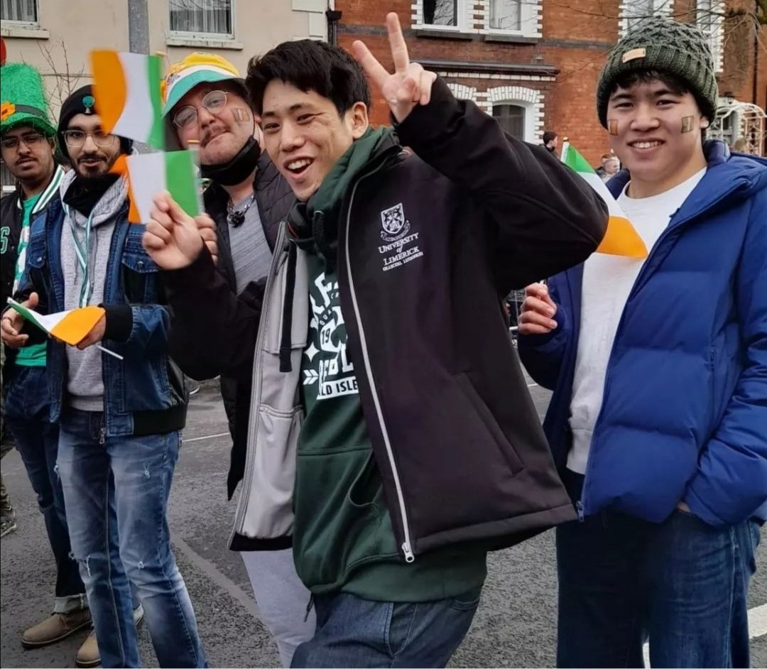 ULLangCentre's tweet photo. ULLC will be in the Limerick St. Patrick's Day parade tomorrow. Starting time is at 12 o'clock. Come down to cheer us on☘️☘️☘️Here is a photo from last year's parade 😃
#StPatricksDay2023
#stpatricksdayparade
#StPatrickDay
#studyatul
#studyatullc
#studyenglishinireland https://t.co/06J3T2C3X1