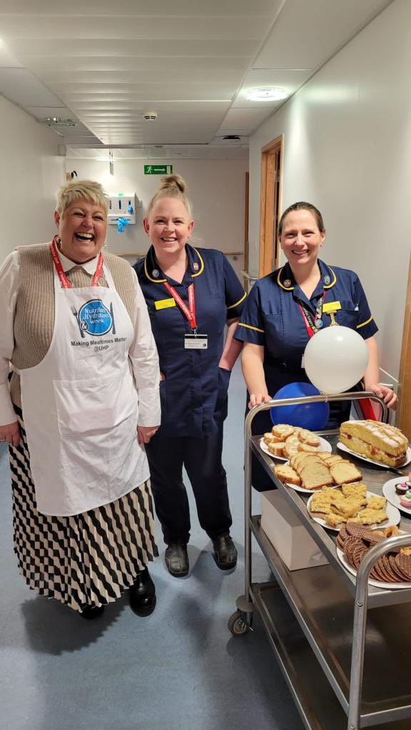 Tea and cake round this afternoon for #nutritionandhydrationweek with Matron @SarahPickbourne and teams, on the fabulous #Clearbrook and #Crownhill wards! #uhpteamcardiothoracics @UHP_NHS @edge_edge1 @Nickymetty @cymrufech @mandy_jane16 @rachellbirkett @AnnJamesNHS @lenny_byrne