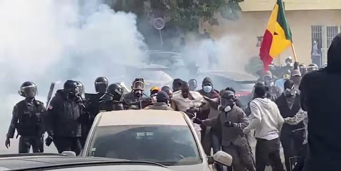 JoebenKiala13's tweet photo. #senegal la répression du régime de Macky Sall contre le convoi du candidat président Ousmane Sonko. #Disait Kemi Seba : " ce ne sont pas eux qui sont plus forts mais ce nous qui sommes Désunis." https://t.co/wRu6pDt48x