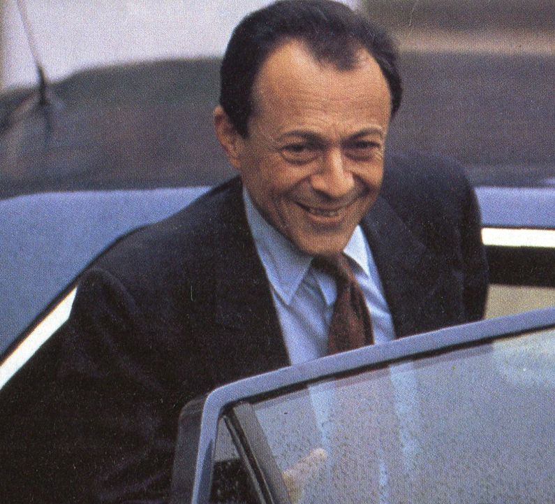 Le père de la gauche réformiste détient le record de l'utilisation de l'article 49.3 de la Constitution. Entre 1988 et 1991, Michel Rocard a actionné ce levier 28 fois.  Comme Elisabeth Borne, il ne disposait, à l'Assemblée, que d'une majorité relative.