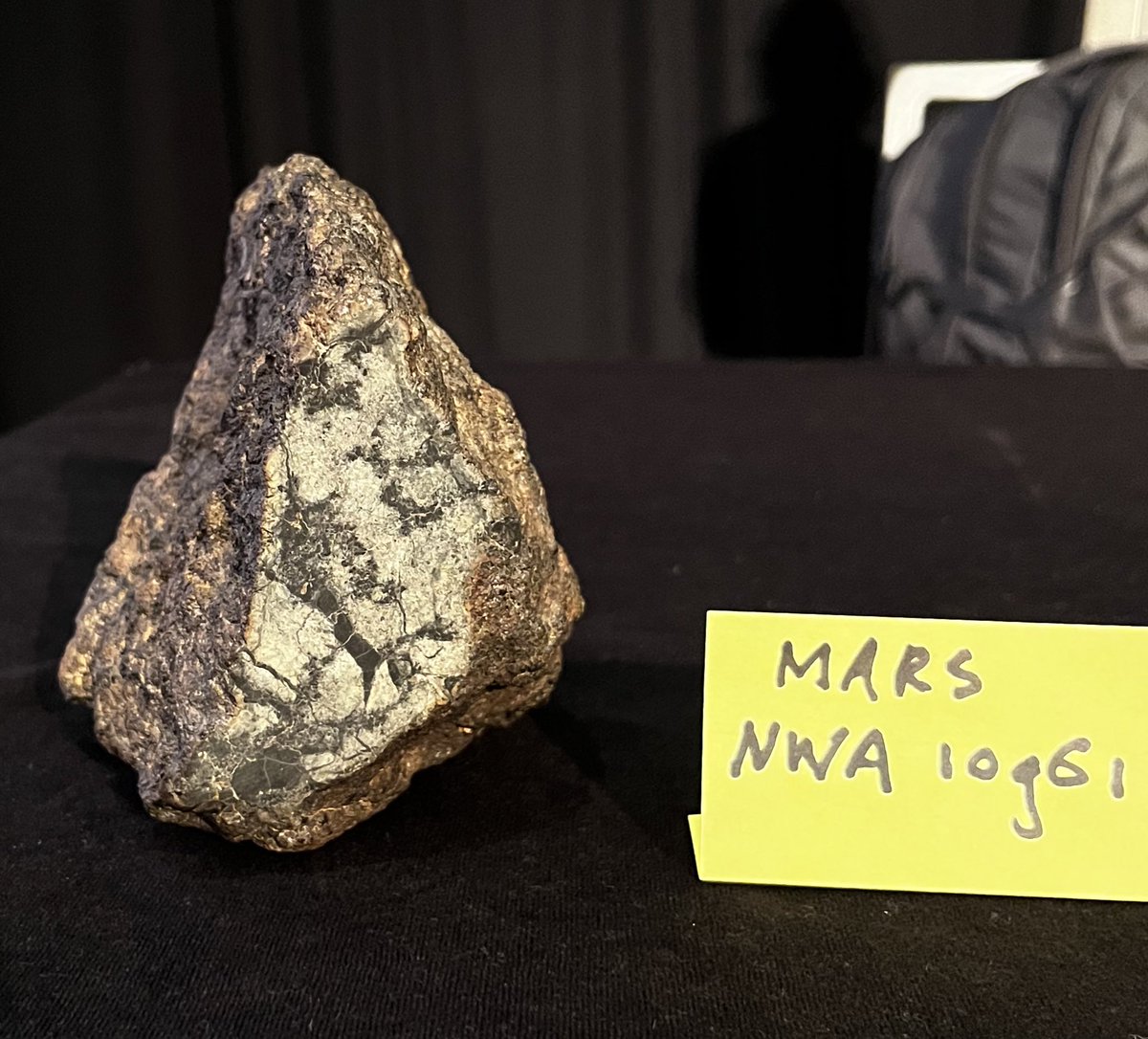 Antes de iniciar la conferencia sobre traer muestra de Marte #MarsSampleReturn de la #NASA y #ESA les comparto un meteorito originario de Marte y encontrado en la Antártica 🇦🇶 #LPSC2023