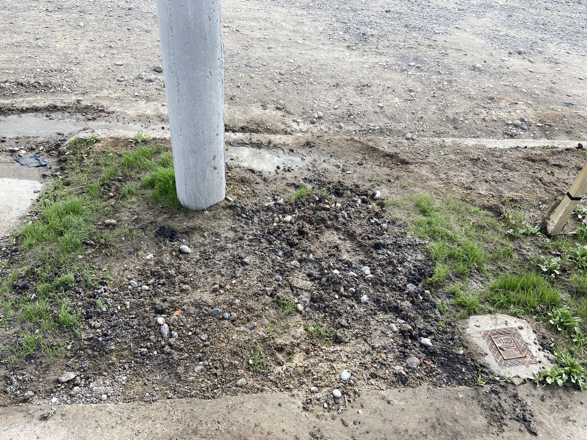 lucilaroth83's tweet photo. Quien se hace cargo del error de calculo? Cobra al servicio de @MovistarArg 
Por segunda vez me rompen la vereda para poner un poste de fibra óptica y luego lo sacan… 
Pasto recien sembrado, ahora destruido y hay que resembrar y sacar la greda que dejaron…
@JornadaWeb https://t.co/1iBPBUr5RQ
