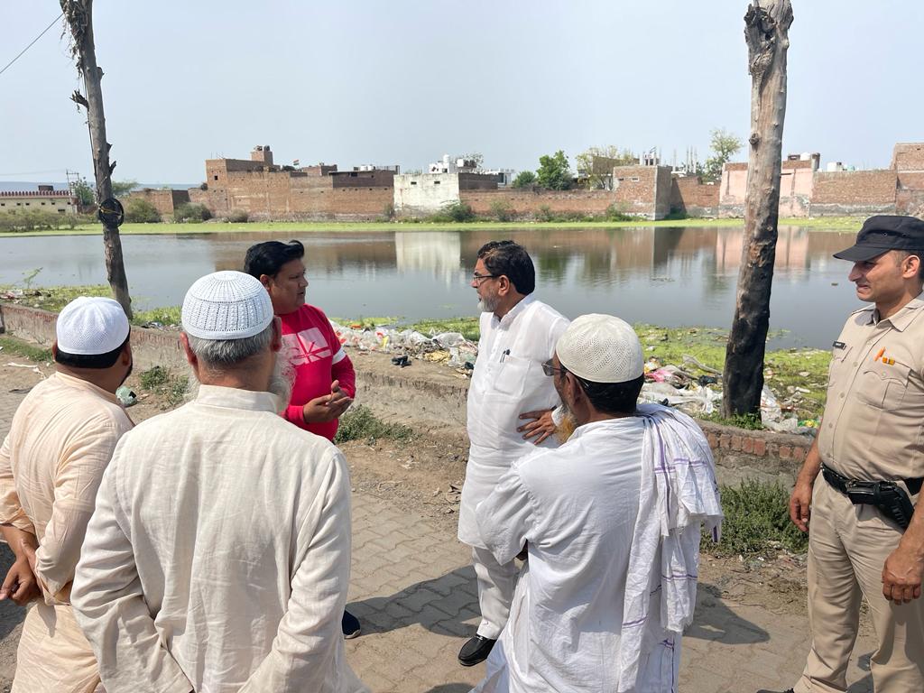 MadanTanwar_Nuh's tweet photo. आज #नूंह पलड़ी रोड पर स्थित दाल मील के सामने जल भराव और पलड़ी रोड पर ही स्थिति कुरैशियान कब्रिस्तान में जल भराव की समस्या को मैंने पूर्व मंत्री व नूंह विधायक चौ.@Aftabnuh जी को बताया तो उन्होंने तुरंत मौके पर आकर निरक्षण किया और मौके पर ही ADC नूंह को फोन कर समाधान के लिए कहा एवं नगर परिषद, सिंचाई विभाग के अधिकारियों को भी समाधान के लिए कहा : #मदन_तंवर 

सरकार व अधिकारी गैर जिम्मेदारी से कार्य कर रहे है दोषी अधिकारियों की शिकायत चंडीगढ आला अधिकारियों से की जाएगी : #आफ़ताब_अहमद