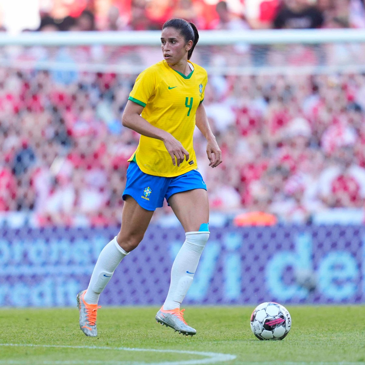 WEURO's tweet photo. ๐ง๐ท @Rafaelleleone has been named Arsenal's Player of the Month for February ๐
Will she will make the headlines at the Women's Finalissma next month? ๐
#Finalissma | @SelecaoFeminina https://t.co/Q0LQBsUNsr