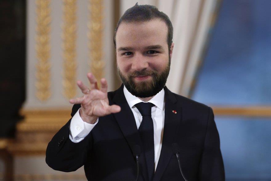 Fildrong's tweet photo. En réaction à l'actualité politique, j'ai décidé d'engager la responsabilité de mon gouvernement avec l'article 49-3 pour faire passer une loi interdisant aux stratèges de jouer Gigansel et Oyacata https://t.co/BRKvadyYoB