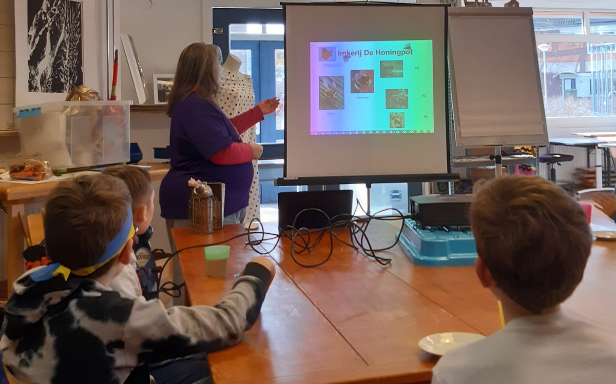 PiezoTalentenAc's tweet photo. Zo lekker die #honing uit de raat. Vandaag vertelde #imker Suzanne van 'De Honingpot' over wat insecten en heel veel over het leven van honingbijen. Bij de TalentenAcademie in Buytenwegh maken we kennis met #beroepen #duurzaam &amp; #groen! https://t.co/XOgOkbATl4