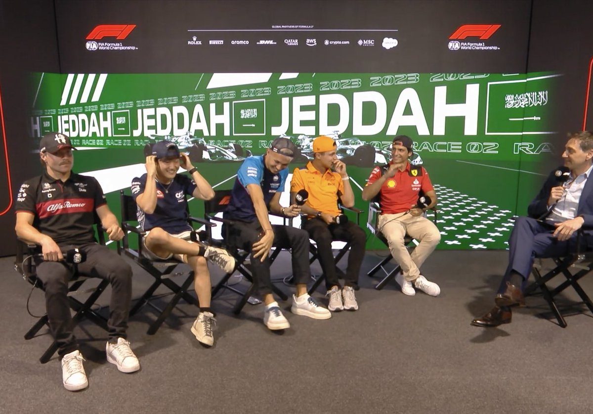 “Valtteri eres el único que lleva la gorra al revés del resto”

Bottas: “Creo que esta es la manera en la que se llevan las gorras”

Boom