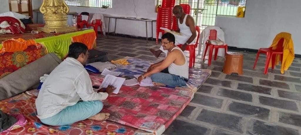 Sunil_Deodhar's tweet photo. Proud of Andhra BJP cadre who left home as #Vistarak for a week to build Party in villages where it was absent.

Stayed in event hall.
Swept floor.
Slept pulling up blanket of mosquitoes.
Ate what’s available &amp; took BJP house to house.

No complaints, No expectations!
That’s BJP. https://t.co/3mdGICVnX9