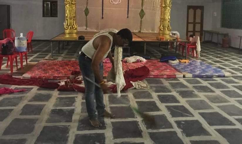 Sunil_Deodhar's tweet photo. Proud of Andhra BJP cadre who left home as #Vistarak for a week to build Party in villages where it was absent.

Stayed in event hall.
Swept floor.
Slept pulling up blanket of mosquitoes.
Ate what’s available &amp; took BJP house to house.

No complaints, No expectations!
That’s BJP. https://t.co/3mdGICVnX9