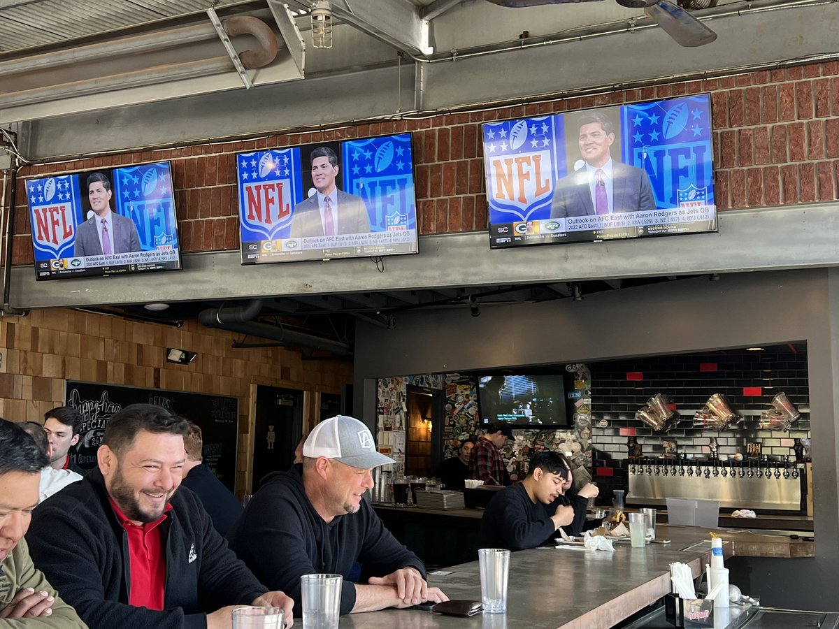 dce7's tweet image. 20 minutes after tip-off. The only change in the #MarchMadness experience in #AthensGA over 30 years is the TVs have gotten bigger.