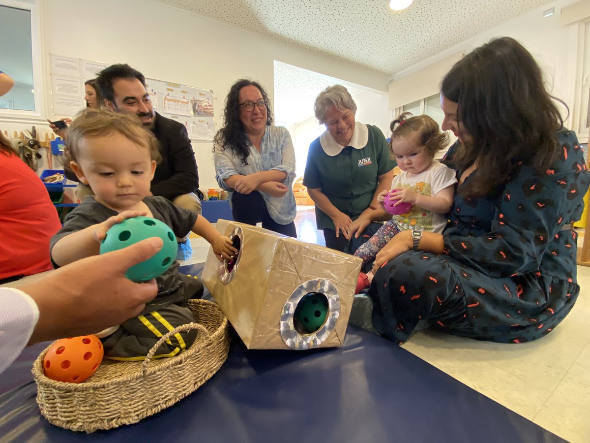JUNJI_Valpo's tweet photo. #VolvamosAlJardín🧩Autoridades de educación @SEREMI_EDUC_V @SubEducParv familias y vecin@s inician el año de la educación parvularia en el jardín infantil Kimeltuwe promoviendo la importancia de la asistencia en los niños y niñas @JUNJI_Chile @F_integra #ReactivaciónEducativa https://t.co/R9ezAvBc8u