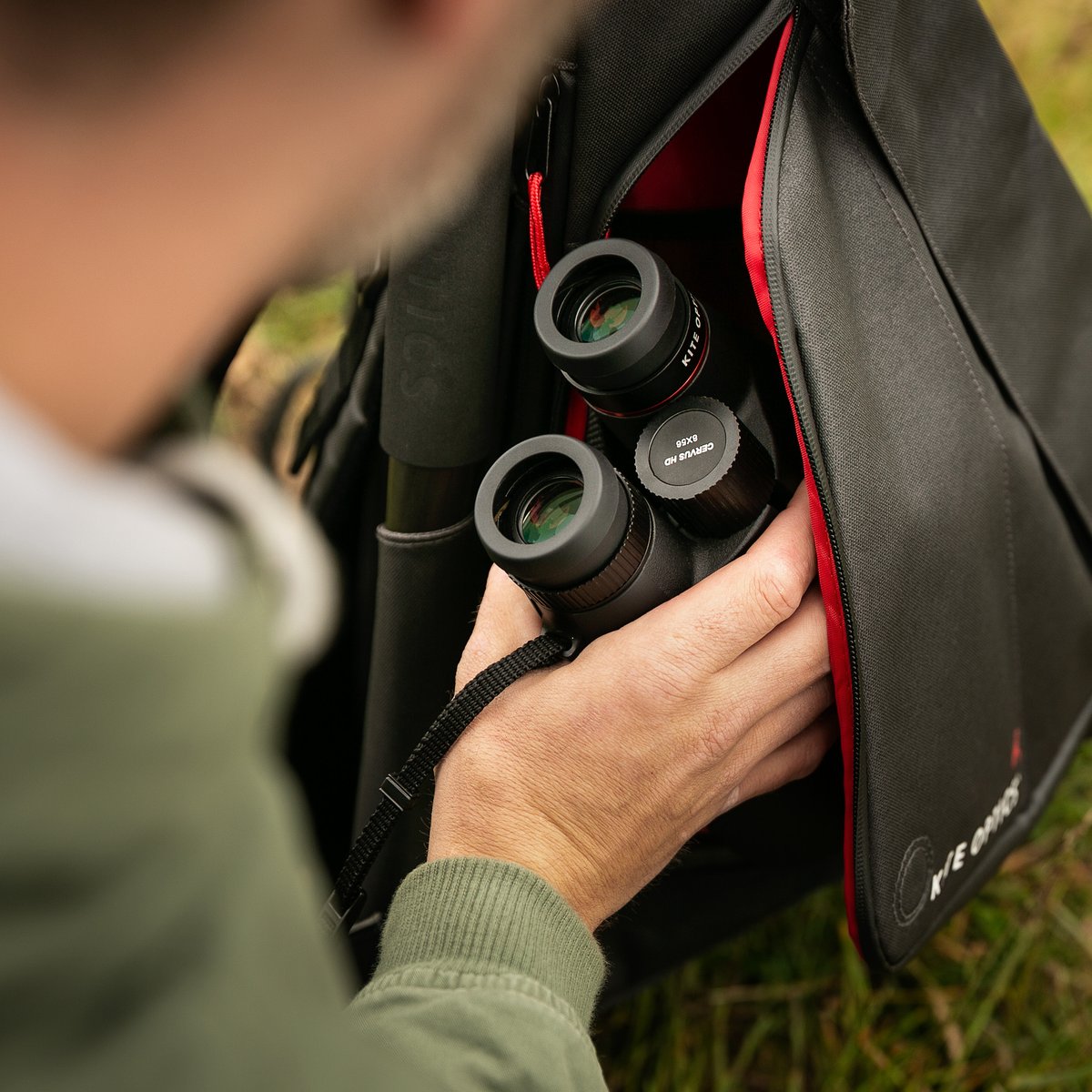 KITE VIATO The Viato backpack uses the inner space of the tripod through an intelligent and unique patented design, offering 15L of storage space, sufficient to hold all your essential gear for a day of nature photography, birdwatching or just hiking.