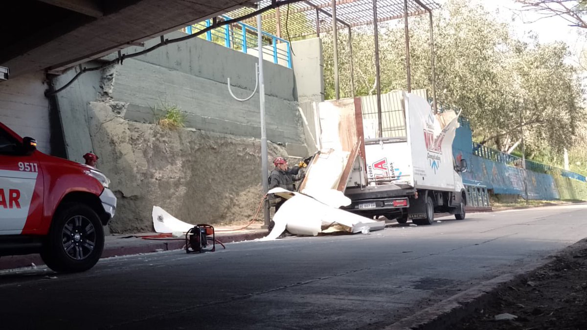 Otro “accidente” totalmente evitable y van … que hacen muchachos ? Menos pauta y más pata … <a href="/MartinLlaryora/">Martín Llaryora</a>  eso no se arregla con pintura… queremos saber cómo quedó la estructura del puente #MuchoPorHacer