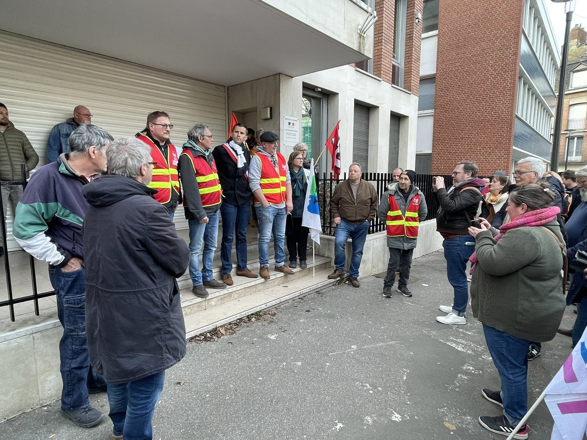 PcfDieppe's tweet photo. 200 personnes rassemblés rapidement ce soir devant la sous-préfecture après l’annonce du 49.3 dégainé la le gvt. Continuons à nous mobiliser ✊✊ #ReformeDesRetraites #Dieppe https://t.co/tFApBbAYX4
