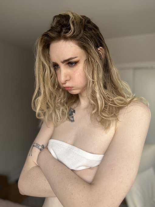 nobody ever told me about the risks of transitioning and now it's made me hot sexy and beautiful 😡 https://t