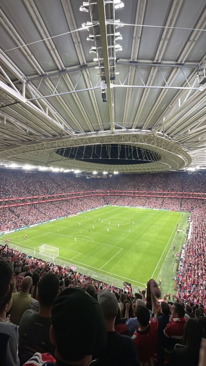 MutikoAC's tweet photo. @AthleticClub Mal las amenazas, pero por qué no dejan en paz a @ICHHarmaila? Son el motor de la animación y está demostrado que sin ellos San Mames es un muermo. Deberíamos cuidar esa grada por el bien de San Mamés y del Athletic. GORA HERRI HARMAILA ta AUPA ATHLETIC! https://t.co/zhkxoW2W2Z