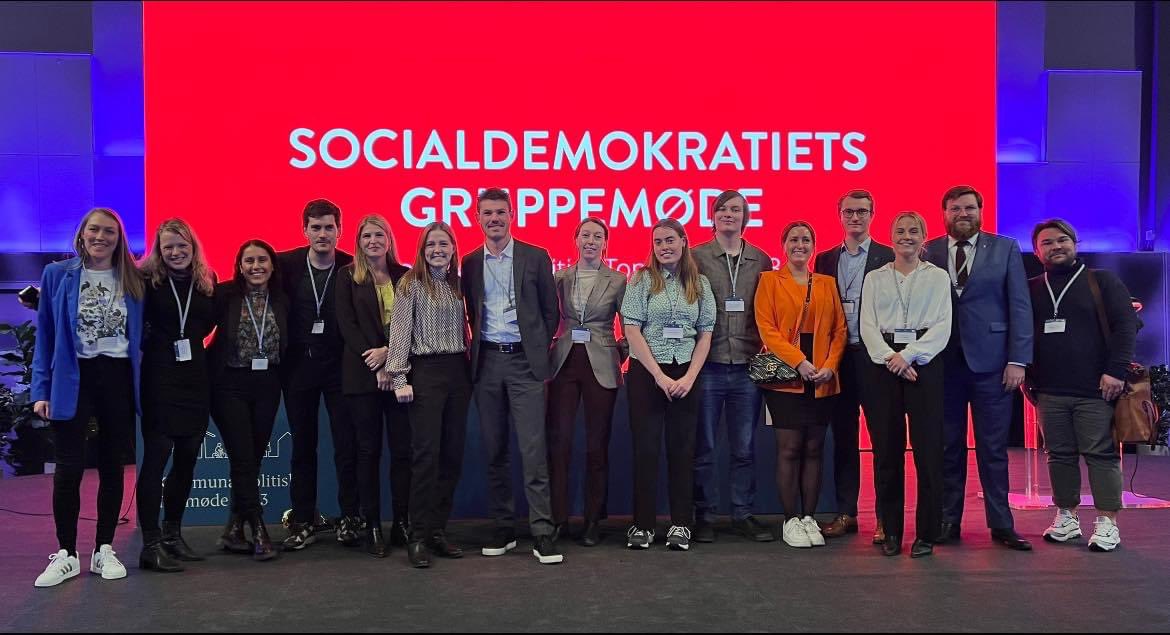 DSU_1920's tweet photo. Masser af DSU'ere, heriblandt en borgmester, en rådmand og to viceborgmestre, til KL-topmøde i Aalborg (plus dem der ikke nåede med på billedet 😉)
Godt eksempel på at Danmarks Socialdemokrariske Ungdom er stærkt repræsenteret rundt i landets kommuner 💪🏼 #KLtop23 #kompoldk #dkpol https://t.co/rZC7OGr6rT