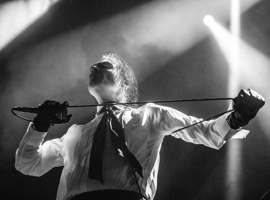 starlessflies's tweet photo. gay bitches wake up and look for last night’s gerard pictures first thing in the morning like damn did you even try to be sane today https://t.co/qKMKMggKzY