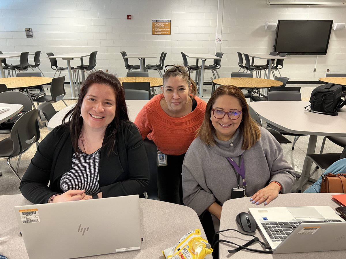 #SupportingStudents and families at #DropoutPrevention event in @fhs_cens. Thank you @PWCSHEALS for always inviting #GlobalWelcomeCenters @MeliPasero #UnidosPorLaCultura @TheColon_s @rita_goss #AllAreWelcome #BetterTogether @PWCSNews #EmpoweringOurStudents