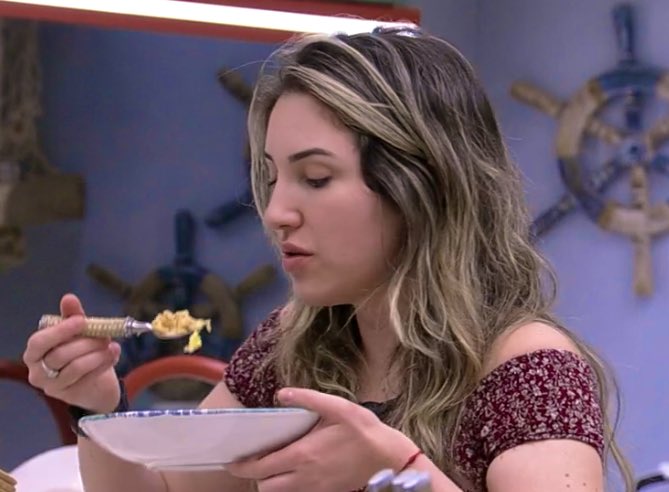 maa_eugenia's tweet image. Por que jantar em pé, mulher?  😂😂🤦🏻‍♀️🤦🏻‍♀️