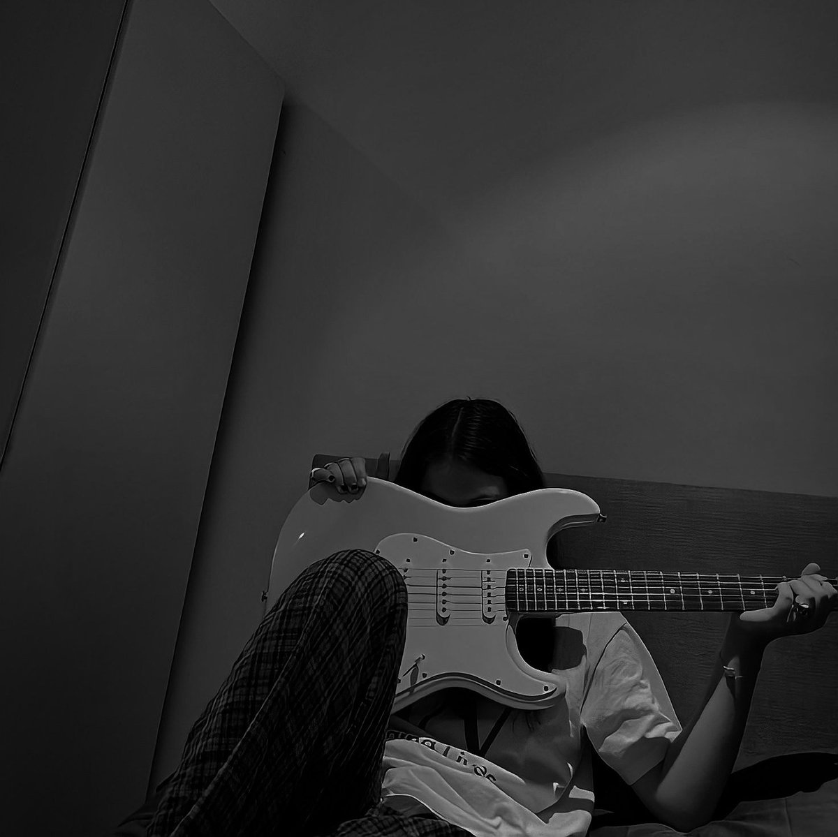ㅤㅤㅤㅤㅤㅤㅤㅤㅤㅤㅤㅤㅤㅤㅤㅤㅤㅤㅤㅤㅤ𝐇oje dediquei o meu tempo exclusivamente para uma das minhas maiores paixões, minha guitarra. 𝐀ndei praticando o dia todo para me apresentar em um barzinho local no final de semana! 𝐏arece que estou cada vez mais próxima do meu sonho.