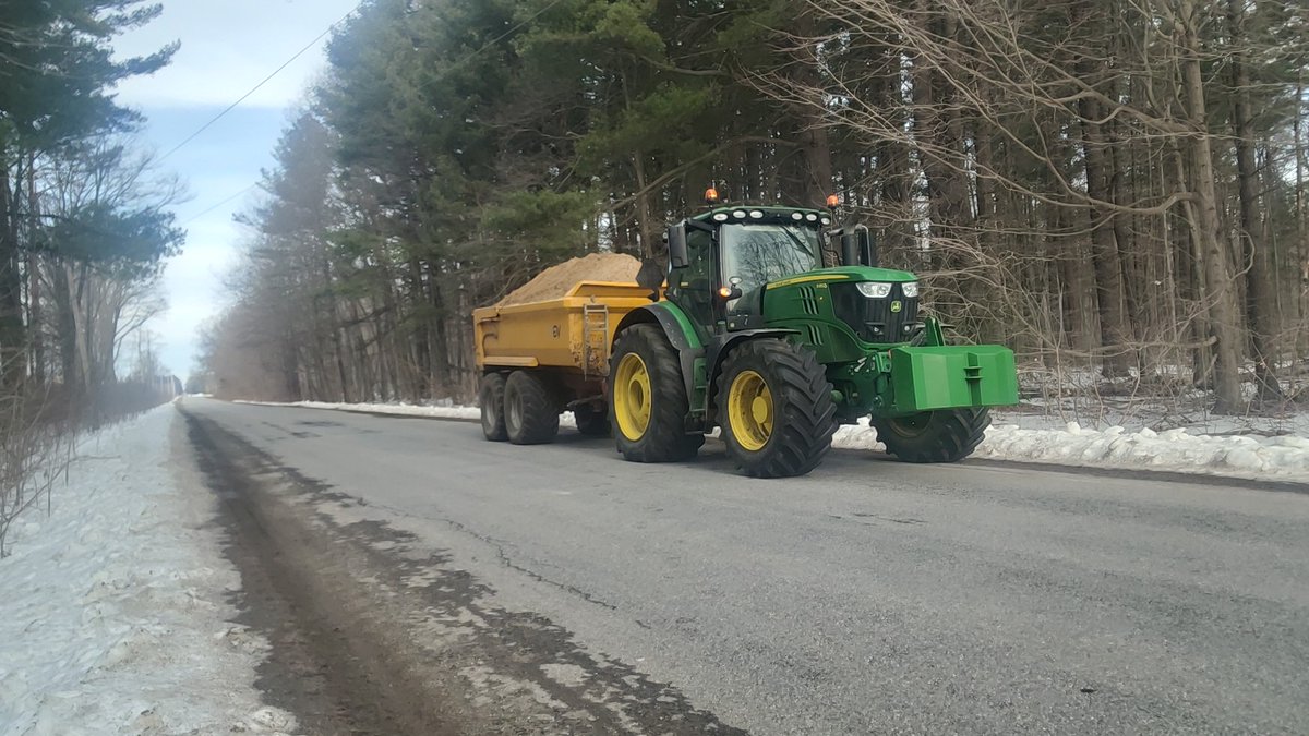 matthew_heuvel's tweet photo. Great day Great customer... big shout out to @barendrecht farms... call or text 2262284379 to book your dumper service today 💪
#vgm #deere #22ton #customer #dirt #fullsend #sand #hauling #joys #farming #littlelakecustomwork https://t.co/Sz67ABC5SG