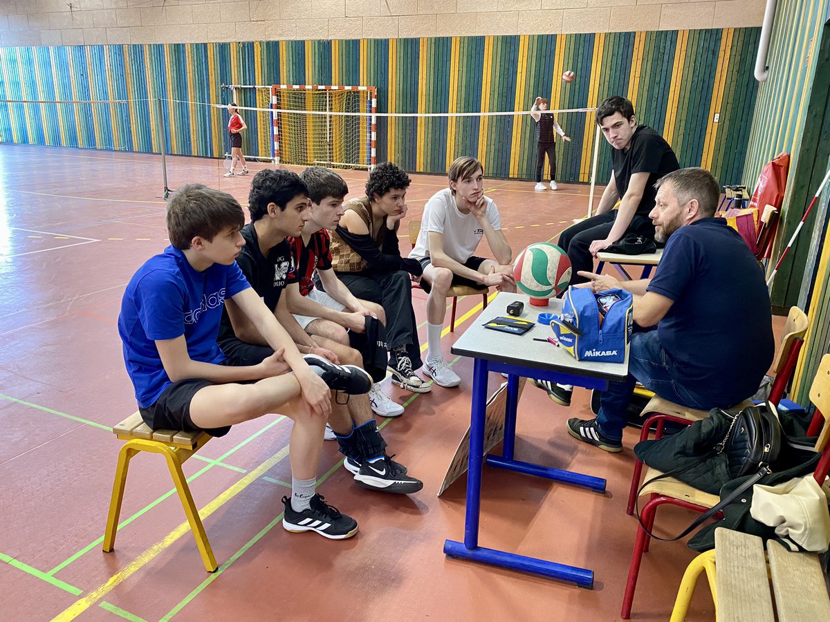 as_lyceeCdg's tweet photo. Formation arbitrage volley lors des finales départementales cadet garçons @UNSSdijon @UNSS21 @unss par Didier Fromentin de la Cellule Régionale Arbitrage de la ligue Bourgogne Franche-Comté à @lycCDGDijon . Bel échange entre une As dynamique et la ligue de volley @FFvolley https://t.co/uZF7Qekg0f