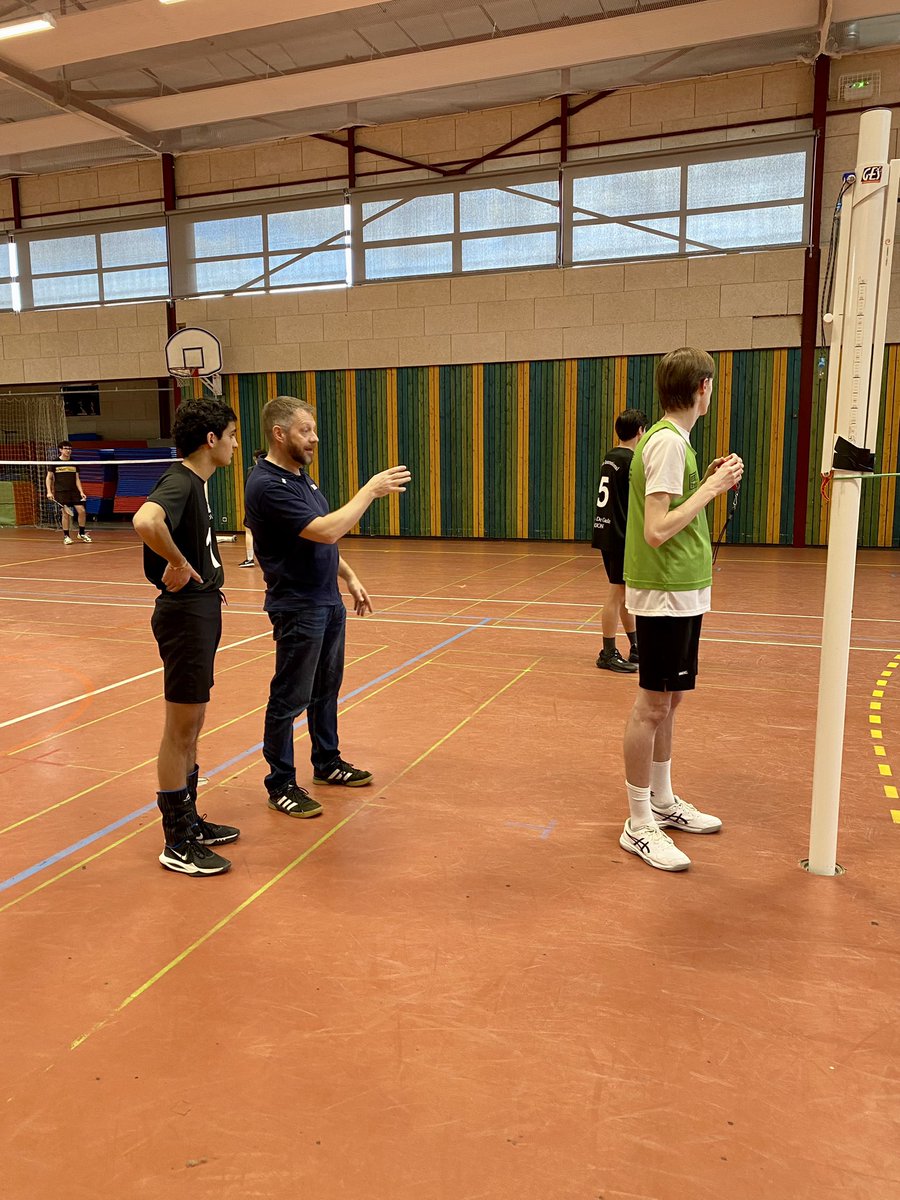 Formation arbitrage volley lors des finales départementales cadet garçons @UNSSdijon <a href="/UNSS21/">UNSS 21</a> <a href="/unss/">UNSS_National</a> par Didier Fromentin de la Cellule Régionale Arbitrage de la ligue Bourgogne Franche-Comté à <a href="/lycCDGDijon/">Lycée International Charles De Gaulle Dijon</a> . Bel échange entre une As dynamique et la ligue de volley @FFvolley