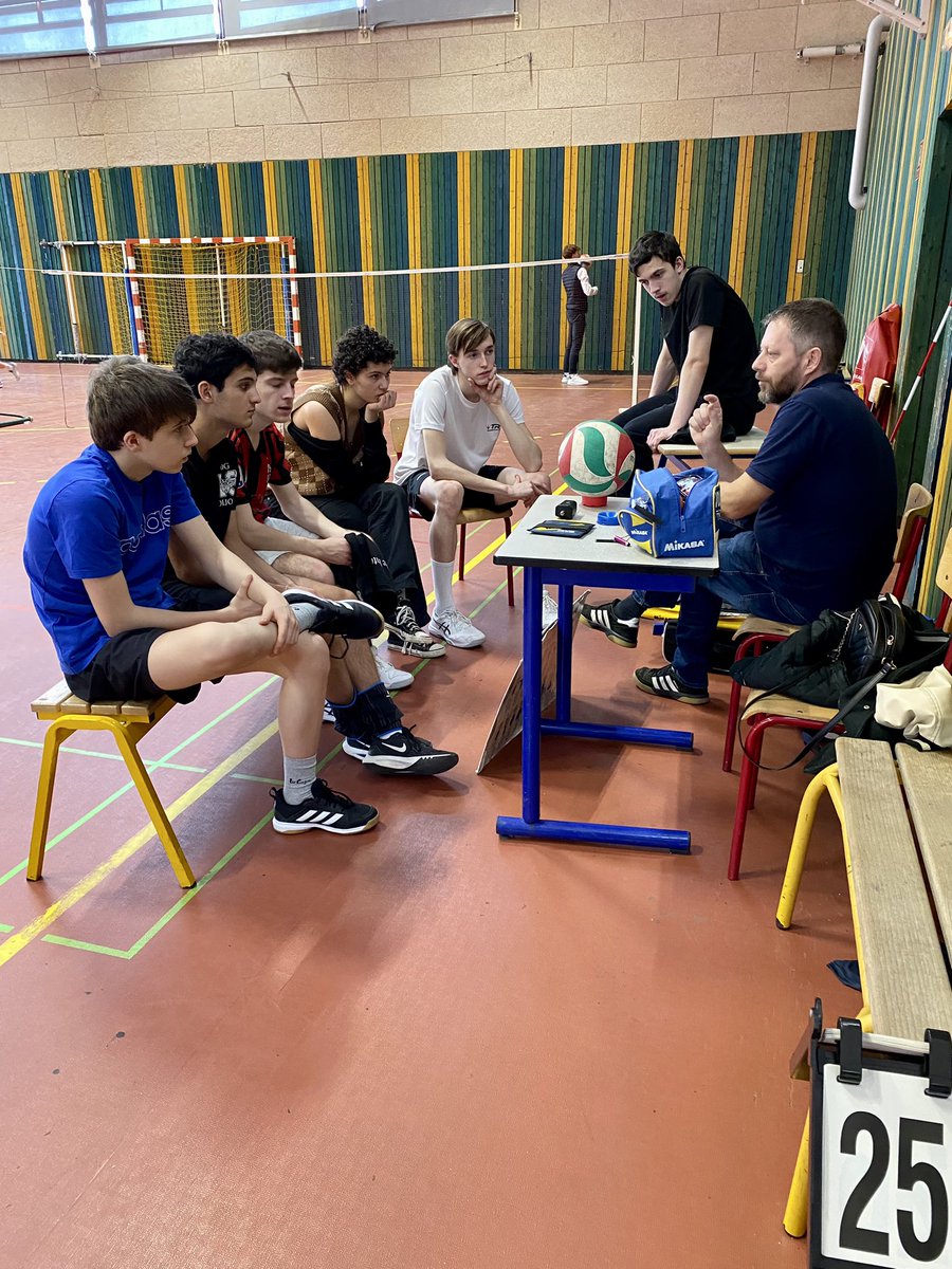 as_lyceeCdg's tweet photo. Formation arbitrage volley lors des finales départementales cadet garçons @UNSSdijon @UNSS21 @unss par Didier Fromentin de la Cellule Régionale Arbitrage de la ligue Bourgogne Franche-Comté à @lycCDGDijon . Bel échange entre une As dynamique et la ligue de volley @FFvolley https://t.co/uZF7Qekg0f