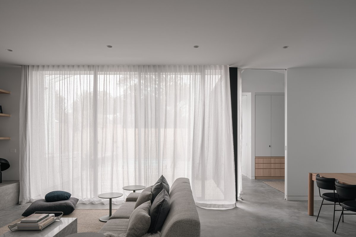 Tucked behind a modest Victorian cottage is a minimalist extension with an interior that brings a sense of peace and tranquillity.
--
youtu.be/IGltwMVLzoU