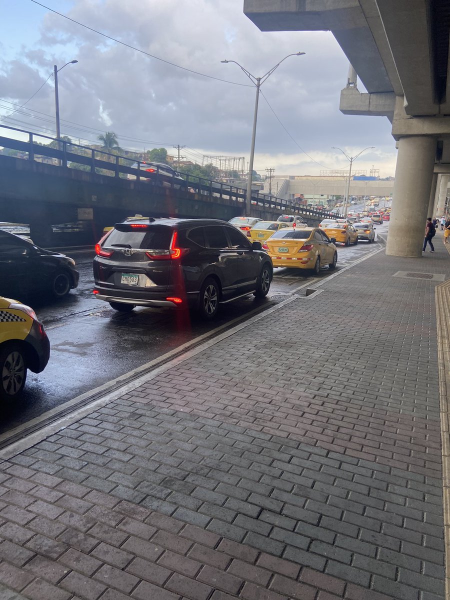 kalaing01's tweet photo. @OficialMiBus @ProtegeryServir los taxis y carros particulares se han adueñado de la parada Metro San Miguelito-R.  Los buses ni pueden recoger bien a los pasajeros y a veces los pasajeros que estamos esperando perdemos el bus porque no los vemos. https://t.co/JY6m2ghY13