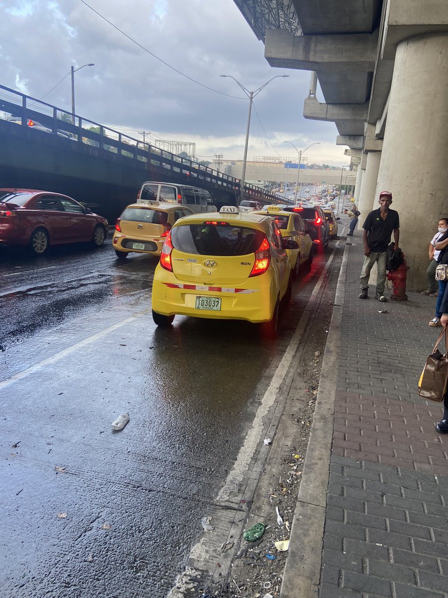 kalaing01's tweet photo. @OficialMiBus @ProtegeryServir los taxis y carros particulares se han adueñado de la parada Metro San Miguelito-R.  Los buses ni pueden recoger bien a los pasajeros y a veces los pasajeros que estamos esperando perdemos el bus porque no los vemos. https://t.co/JY6m2ghY13