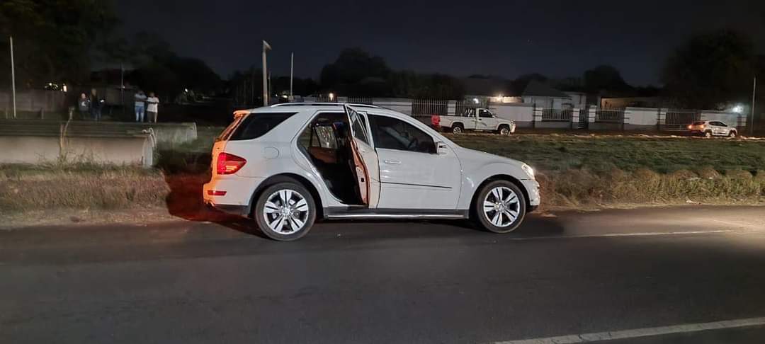 Veetra__'s tweet image. One suspect shot dead near Emalahleni in Mpumalanga after a shootout with police. The gang was travelling in three vehicles from Nelspruit to Gauteng. They are allegedly involved in CITRobberies