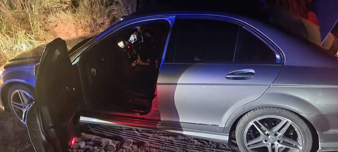 Veetra__'s tweet image. One suspect shot dead near Emalahleni in Mpumalanga after a shootout with police. The gang was travelling in three vehicles from Nelspruit to Gauteng. They are allegedly involved in CITRobberies