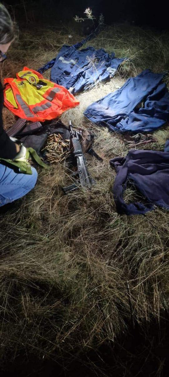 Veetra__'s tweet image. One suspect shot dead near Emalahleni in Mpumalanga after a shootout with police. The gang was travelling in three vehicles from Nelspruit to Gauteng. They are allegedly involved in CITRobberies