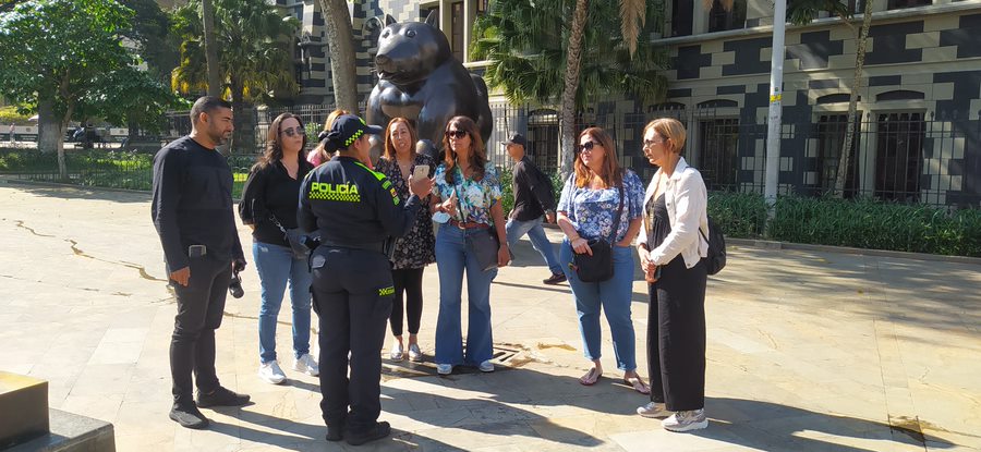 #DePuentePorColombia

📍 #Medellín | Desde la “Plaza de Botero”, damos a conocer los puntos turísticos de la ciudad, así mismo se brinda orientación a las personas para evitar que en este puente festivo sean víctimas de estafas 🧐.

#DiosYPatria