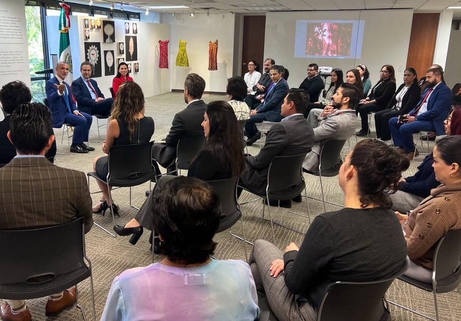 emoctezumab's tweet photo. La labor que emprenden nuestros consulados en EUA es crucial para conocer las necesidades de nuestros migrantes, así como para impulsar al máximo sus capacidades.
 
Reconozco el trabajo de @ConsulMexMia para brindar atención de calidad y promover aportaciones de nuestra comunidad https://t.co/ttxZGluSVM