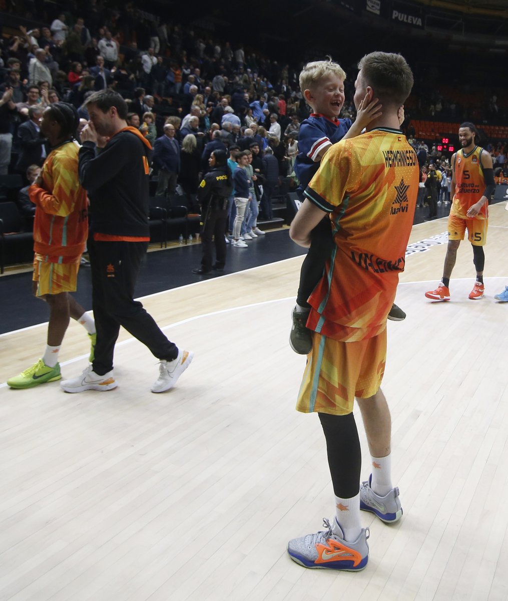 valenciabasket's tweet photo. 🧡🧡🧡🧡🧡🧡🧡🧡 Pongan a continuación corazoncitos taronja para @hermannsson15 🧡🧡🧡🧡🧡🧡🧡🧡👇👇👇👇👇👇

📷 @miguelangelpo67 https://t.co/gAIa6yygX7