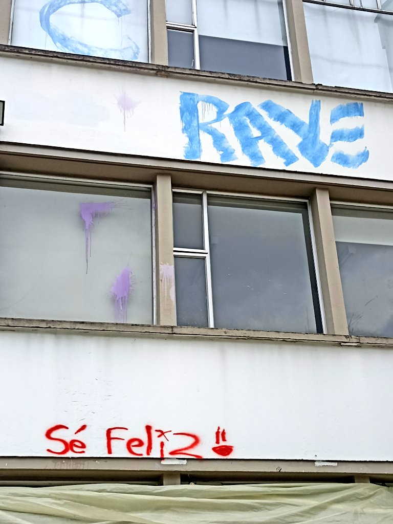 josemog_'s tweet image. Uno a la Nacho llega primero a perderse, a vestirse raro, a meterse teatro o alguna vaina, a pintar paredes, a enloquecerse un poco, a hacer amigos interminables, a no entender nada, a sentir rabia y euforia, a amar descaradamente, a encontrarse y si hay tiempo, a estudiar.