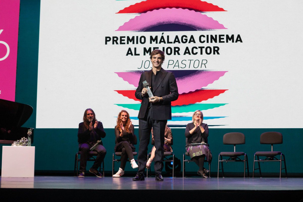 🎬🏅Nuestro querido @JosePastorr_ (actor que da vida a Miguel Bosé en #BOSÉLaSerie) recibe el premio como 'mejor actor' en la Gala Málaga Cinema del @festivalmalaga . Enhorabuena por tu merecido galardón como talento malagueño y por tu espléndida carrera. #festivaldemalaga