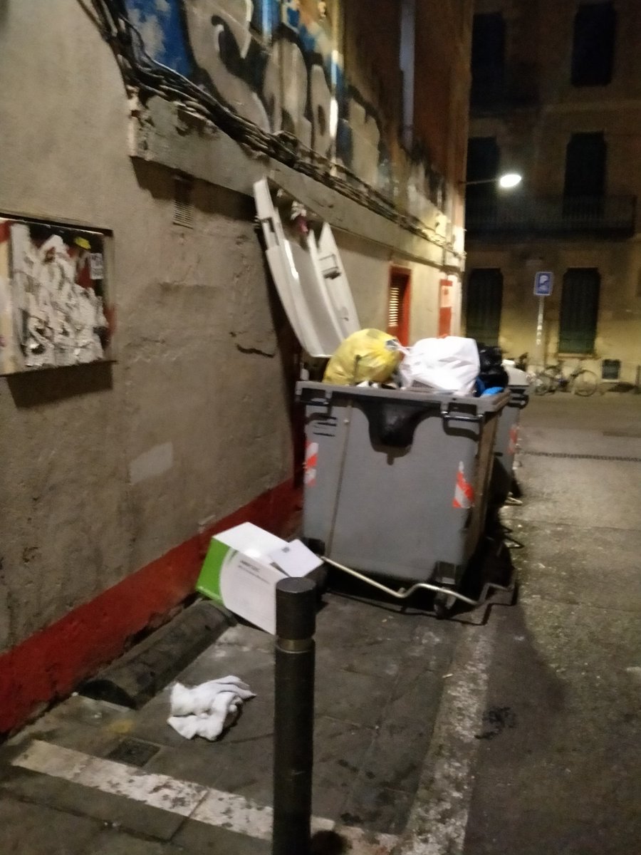C/Badia de Gràcia. Durant un parell de mesos els contenidors es van esfumar. Ahir <a href="/bcn_ajuntament/">Ajuntament de Barcelona</a> els va posar sense dir res als veīns. Vivim en un abocador. Gràcies <a href="/bcn_ajuntament/">Ajuntament de Barcelona</a> <a href="/AdaColau/">Ada Colau 💜🌈🔻</a> <a href="/Bcn_Gracia/">BCN Gràcia</a>