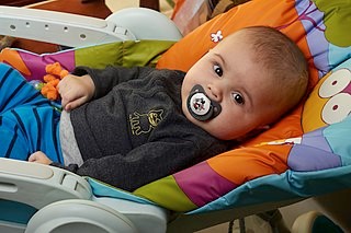 A “bilingual advantage” in attentional function has been noted in children who speak multiple languages. This study from Anglia Ruskin University finds that these advantages may manifest even before the onset of speech. More on our blog: dornsife.usc.edu/labs/baby-lab/…