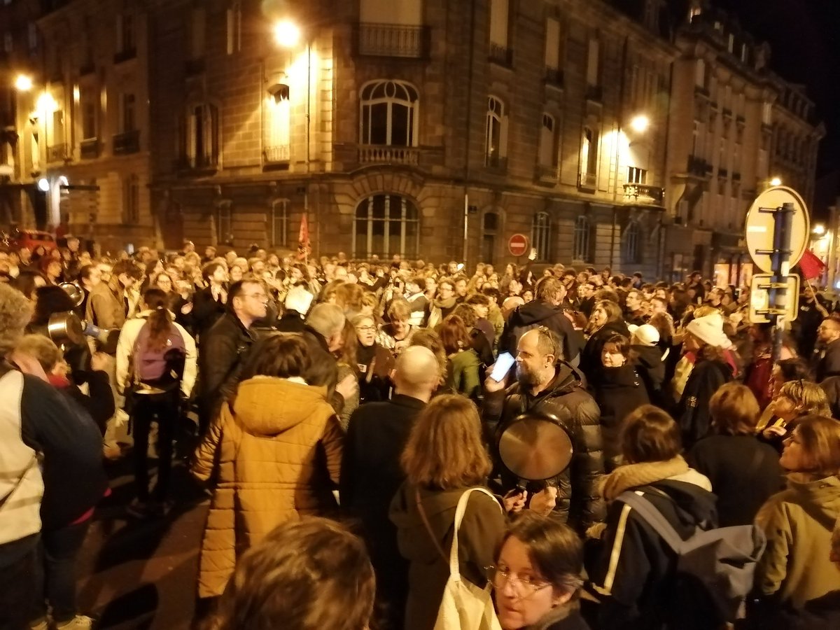 La manifestation c'est poursuivi jusqu'à aux plus 22h30, la colère monte.