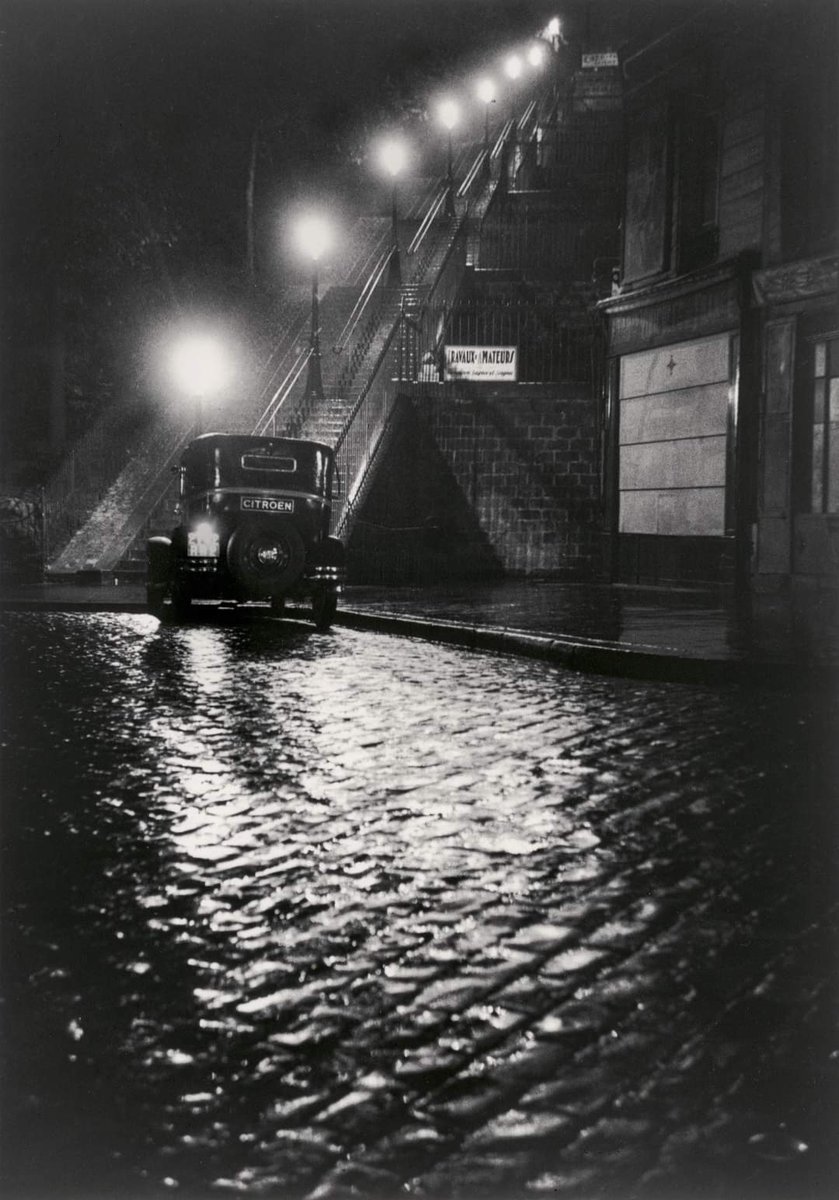 Roger Schall. 
Rue Muller, Montmartre 
1934. Paris